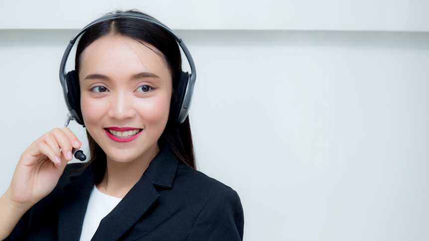 A side-by-side comparison graphic illustrating the key differences between a remote Virtual Assistant and an in-office Administrative Assistant, highlighting differences in location, cost, and scope of work.