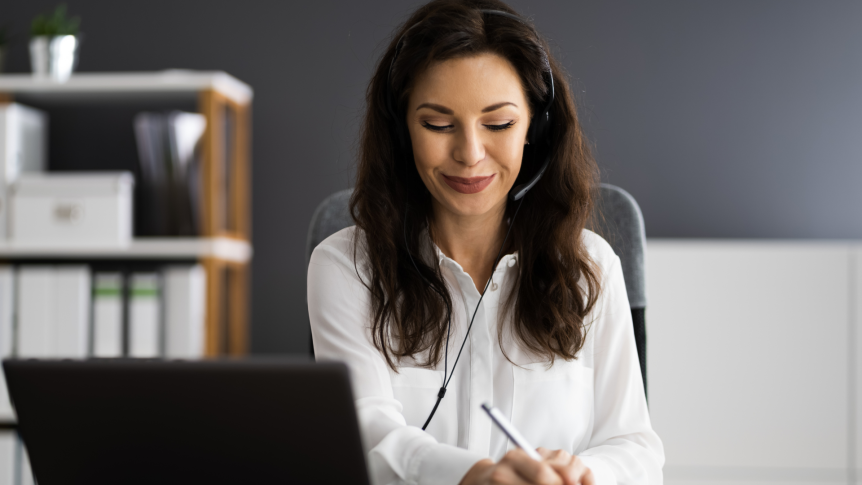 Infographic comparing the key differences between a remote Virtual Assistant and an in-office Administrative Assistant, highlighting differences in location, cost, and scope of work.